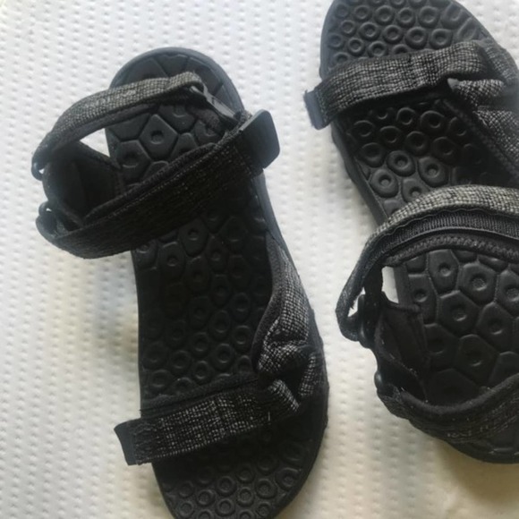 Men\'s Size 10 Black Sandals